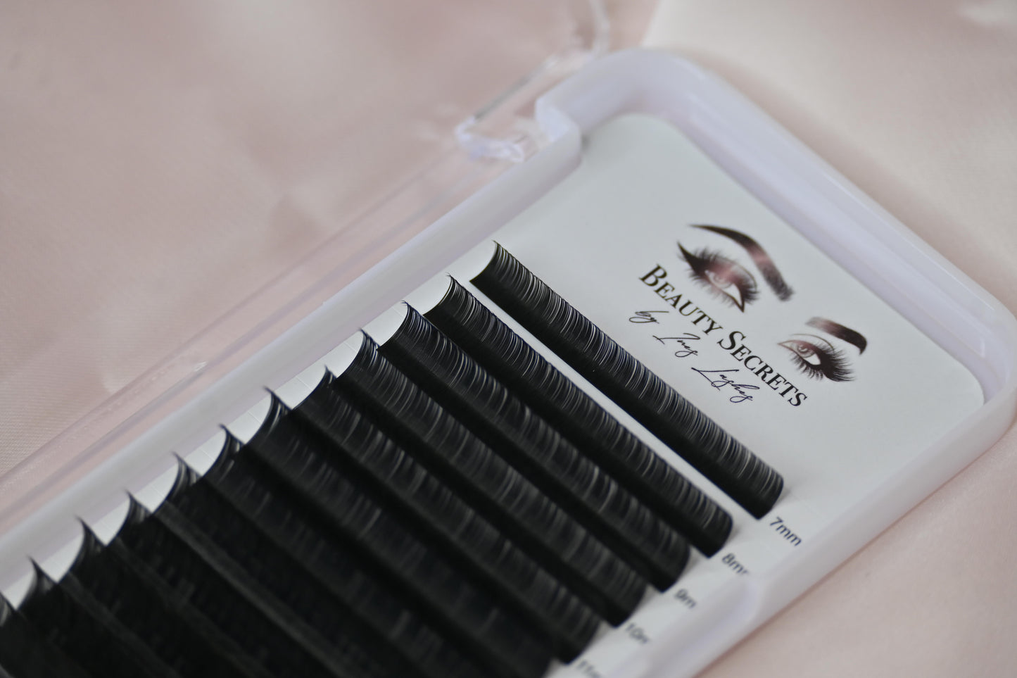 Boîte d’Extensions de Cils Tailles Mixtes – Courbure, Longueur & Qualité Pro (7mm au 15 mm)
